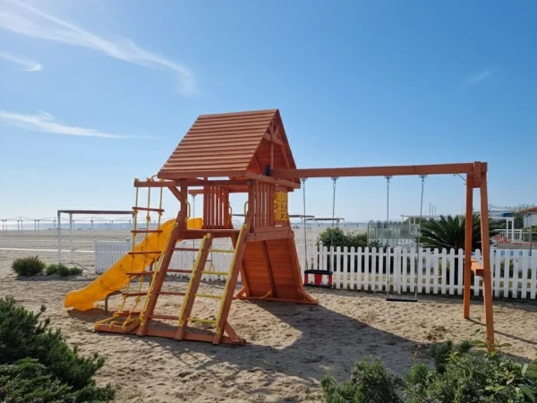 realizzazione stabilimento balneare tonfano f1 gioco in legno per bambini